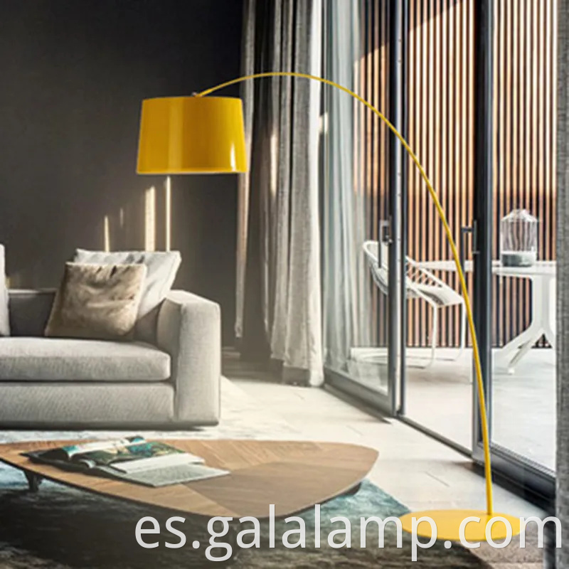 Elegante lámpara de piso de arco para espacios de vida contemporáneos